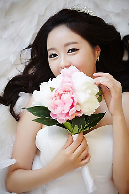 포토 JPG 스튜디오촬영 식물 드레스 여자 꽃 신부 부케 웨딩드레스 결혼 실내 한명 웃음 사람 동양인 상반신 20대 성인 앞모습 하이앵글 눕기 한국인 침대 우아함 깃털 청순 여자만 여자한명만 성인여자만 청년만 청년여자만 성인한명만 청년여자한명만 성인여자한명만 성인만 국내포토 1 옷 뷰포인트 꽃다발 가구 컨셉 모션 표정 인종 이벤트 청년 내부 파일형식