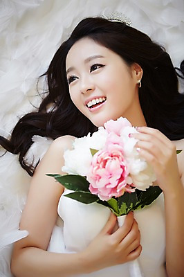 포토 JPG 스튜디오촬영 식물 응시 드레스 여자 꽃 신부 부케 웨딩드레스 결혼 실내 한명 웃음 사람 동양인 상반신 20대 성인 앞모습 하이앵글 눕기 한국인 침대 우아함 깃털 청순 여자만 여자한명만 성인여자만 청년만 청년여자만 성인한명만 청년여자한명만 성인여자한명만 성인만 국내포토 1 시선 옷 뷰포인트 꽃다발 가구 컨셉 모션 표정 인종 이벤트 청년 내부 파일형식