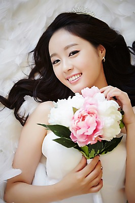 포토 JPG 스튜디오촬영 식물 드레스 여자 꽃 신부 부케 웨딩드레스 결혼 실내 한명 웃음 사람 동양인 상반신 20대 성인 앞모습 하이앵글 눕기 한국인 침대 우아함 깃털 청순 여자만 여자한명만 성인여자만 청년만 청년여자만 성인한명만 청년여자한명만 성인여자한명만 성인만 국내포토 1 옷 뷰포인트 꽃다발 가구 컨셉 모션 표정 인종 이벤트 청년 내부 파일형식