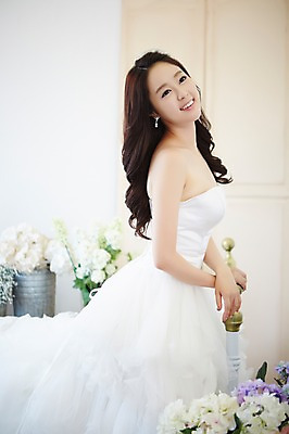 포토 JPG 스튜디오촬영 식물 응시 드레스 여자 꽃 신부 웨딩드레스 결혼 실내 한명 웃음 사람 동양인 상반신 20대 성인 옆모습 한국인 우아함 청순 여자만 여자한명만 성인여자만 청년만 청년여자만 성인한명만 청년여자한명만 성인여자한명만 성인만 국내포토 1 시선 옷 뷰포인트 컨셉 표정 인종 이벤트 청년 내부 파일형식