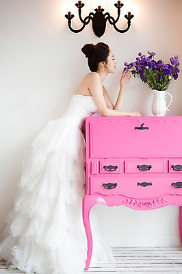 포토 JPG 스튜디오촬영 전신 식물 드레스 여자 꽃 신부 웨딩드레스 가구 결혼 조명 실내 한명 서기 사람 동양인 20대 성인 옆모습 꽃병 보라색 한국인 우아함 향기 냄새 청순 여자만 여자한명만 성인여자만 청년만 청년여자만 성인한명만 청년여자한명만 성인여자한명만 성인만 국내포토 1 옷 뷰포인트 컬러 생활용품 컨셉 모션 인종 이벤트 청년 내부 파일형식