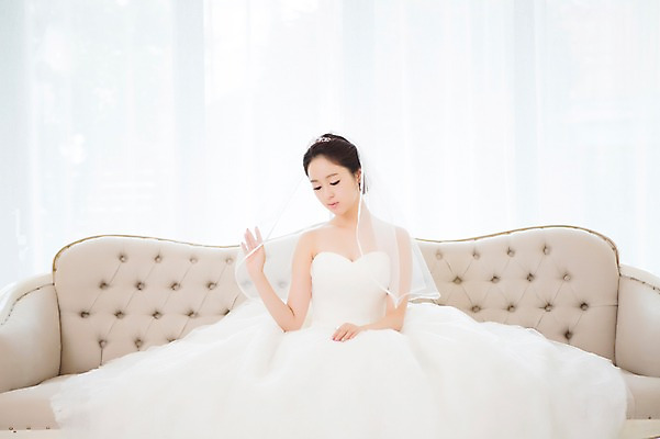 포토 JPG 드레스 여자 신부 웨딩드레스 결혼 의자 창문 면사포 실내 한명 사람 앉기 동양인 20대 성인 앞모습 소파 한국인 커튼 우아함 청순 여자만 여자한명만 성인여자만 청년만 청년여자만 성인한명만 청년여자한명만 성인여자한명만 성인만 국내포토 1 옷 뷰포인트 가구 컨셉 모션 인종 이벤트 청년 내부 결혼소품 파일형식