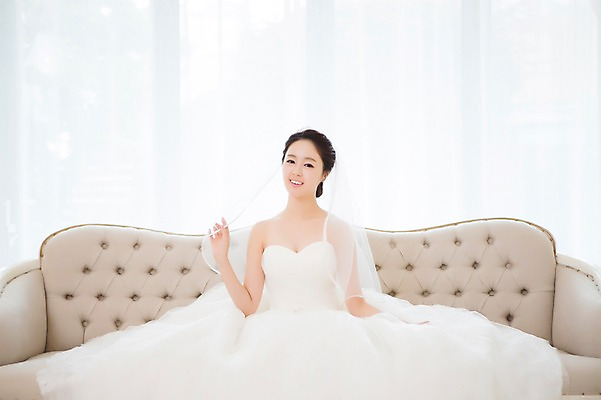 포토 JPG 드레스 여자 신부 웨딩드레스 결혼 의자 창문 면사포 실내 한명 웃음 사람 앉기 동양인 20대 성인 앞모습 소파 한국인 커튼 우아함 청순 여자만 여자한명만 성인여자만 청년만 청년여자만 성인한명만 청년여자한명만 성인여자한명만 성인만 국내포토 1 옷 뷰포인트 가구 컨셉 모션 표정 인종 이벤트 청년 내부 결혼소품 파일형식