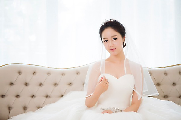 포토 JPG 드레스 여자 신부 웨딩드레스 결혼 의자 면사포 실내 한명 사람 앉기 동양인 상반신 20대 성인 앞모습 소파 한국인 우아함 청순 여자만 여자한명만 성인여자만 청년만 청년여자만 성인한명만 청년여자한명만 성인여자한명만 성인만 국내포토 1 옷 뷰포인트 가구 컨셉 모션 인종 이벤트 청년 내부 결혼소품 파일형식