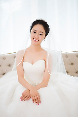 포토 JPG 드레스 여자 신부 웨딩드레스 결혼 의자 면사포 실내 한명 웃음 사람 앉기 동양인 20대 성인 앞모습 소파 한국인 우아함 청순 여자만 여자한명만 성인여자만 청년만 청년여자만 성인한명만 청년여자한명만 성인여자한명만 성인만 국내포토 1 옷 뷰포인트 가구 컨셉 모션 표정 인종 이벤트 청년 내부 결혼소품 파일형식