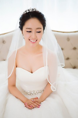 포토 JPG 드레스 여자 신부 웨딩드레스 결혼 의자 면사포 실내 한명 웃음 사람 앉기 동양인 상반신 20대 성인 앞모습 소파 한국인 우아함 청순 여자만 여자한명만 성인여자만 청년만 청년여자만 성인한명만 청년여자한명만 성인여자한명만 성인만 국내포토 1 옷 뷰포인트 가구 컨셉 모션 표정 인종 이벤트 청년 내부 결혼소품 파일형식