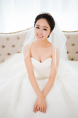 포토 JPG 드레스 여자 신부 웨딩드레스 결혼 의자 면사포 실내 한명 웃음 사람 앉기 동양인 20대 성인 앞모습 소파 한국인 우아함 청순 여자만 여자한명만 성인여자만 청년만 청년여자만 성인한명만 청년여자한명만 성인여자한명만 성인만 국내포토 1 옷 뷰포인트 가구 컨셉 모션 표정 인종 이벤트 청년 내부 결혼소품 파일형식