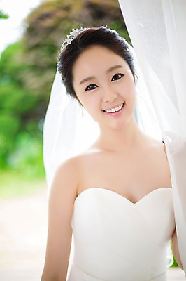 포토 JPG 드레스 여자 신부 웨딩드레스 결혼 면사포 한명 웃음 사람 동양인 상반신 20대 성인 앞모습 아웃포커스 한국인 우아함 창가 청순 여자만 여자한명만 성인여자만 청년만 청년여자만 성인한명만 청년여자한명만 성인여자한명만 성인만 국내포토 1 옷 뷰포인트 컨셉 창문 촬영기법 표정 인종 이벤트 청년 결혼소품 파일형식