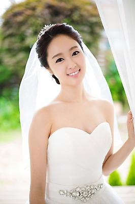 포토 JPG 드레스 여자 신부 웨딩드레스 결혼 면사포 한명 웃음 사람 동양인 상반신 20대 성인 앞모습 아웃포커스 한국인 우아함 창가 청순 여자만 여자한명만 성인여자만 청년만 청년여자만 성인한명만 청년여자한명만 성인여자한명만 성인만 국내포토 1 옷 뷰포인트 컨셉 창문 촬영기법 표정 인종 이벤트 청년 결혼소품 파일형식