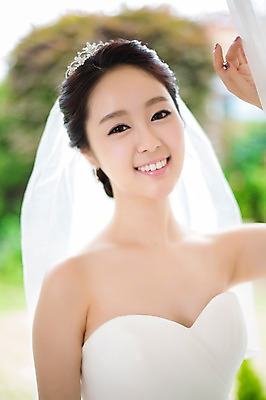 포토 JPG 드레스 여자 신부 웨딩드레스 결혼 면사포 한명 웃음 사람 동양인 상반신 20대 성인 앞모습 아웃포커스 한국인 우아함 창가 청순 여자만 여자한명만 성인여자만 청년만 청년여자만 성인한명만 청년여자한명만 성인여자한명만 성인만 국내포토 1 옷 뷰포인트 컨셉 창문 촬영기법 표정 인종 이벤트 청년 결혼소품 파일형식