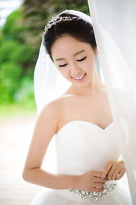 포토 JPG 응시 드레스 여자 신부 웨딩드레스 결혼 면사포 한명 웃음 사람 동양인 상반신 20대 성인 앞모습 아웃포커스 한국인 우아함 창가 청순 여자만 여자한명만 성인여자만 청년만 청년여자만 성인한명만 청년여자한명만 성인여자한명만 성인만 내려보기 국내포토 1 시선 옷 뷰포인트 컨셉 창문 모션 촬영기법 표정 인종 이벤트 청년 결혼소품 파일형식