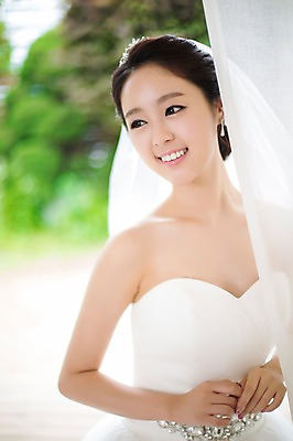 포토 JPG 응시 드레스 여자 신부 웨딩드레스 결혼 면사포 한명 웃음 사람 동양인 상반신 20대 성인 앞모습 아웃포커스 한국인 우아함 창가 청순 여자만 여자한명만 성인여자만 청년만 청년여자만 성인한명만 청년여자한명만 성인여자한명만 성인만 국내포토 1 시선 옷 뷰포인트 컨셉 창문 촬영기법 표정 인종 이벤트 청년 결혼소품 파일형식