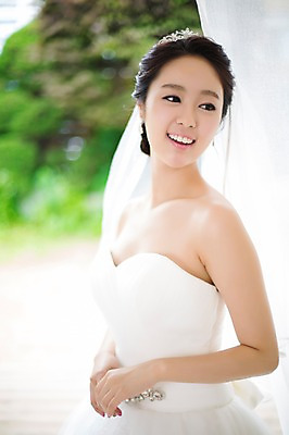 포토 JPG 응시 드레스 여자 신부 웨딩드레스 결혼 면사포 한명 웃음 사람 동양인 상반신 20대 성인 옆모습 아웃포커스 한국인 우아함 창가 청순 여자만 여자한명만 성인여자만 청년만 청년여자만 성인한명만 청년여자한명만 성인여자한명만 성인만 국내포토 1 시선 옷 뷰포인트 컨셉 창문 촬영기법 표정 인종 이벤트 청년 결혼소품 파일형식