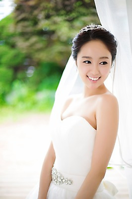 포토 JPG 응시 드레스 여자 신부 웨딩드레스 결혼 면사포 한명 웃음 사람 동양인 상반신 20대 성인 옆모습 아웃포커스 한국인 우아함 창가 청순 여자만 여자한명만 성인여자만 청년만 청년여자만 성인한명만 청년여자한명만 성인여자한명만 성인만 국내포토 1 시선 옷 뷰포인트 컨셉 창문 촬영기법 표정 인종 이벤트 청년 결혼소품 파일형식