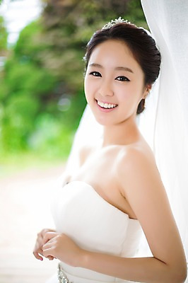 포토 JPG 드레스 여자 신부 웨딩드레스 결혼 면사포 한명 웃음 사람 동양인 상반신 20대 성인 옆모습 아웃포커스 한국인 우아함 창가 청순 여자만 여자한명만 성인여자만 청년만 청년여자만 성인한명만 청년여자한명만 성인여자한명만 성인만 국내포토 1 옷 뷰포인트 컨셉 창문 촬영기법 표정 인종 이벤트 청년 결혼소품 파일형식