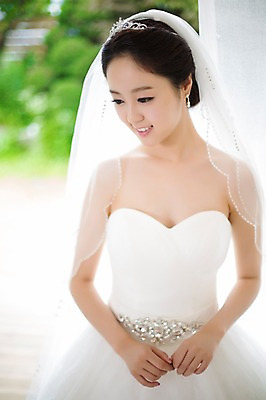 포토 JPG 응시 드레스 여자 신부 웨딩드레스 결혼 면사포 한명 웃음 사람 동양인 상반신 20대 성인 앞모습 아웃포커스 한국인 우아함 창가 청순 여자만 여자한명만 성인여자만 청년만 청년여자만 성인한명만 청년여자한명만 성인여자한명만 성인만 국내포토 1 시선 옷 뷰포인트 컨셉 창문 촬영기법 표정 인종 이벤트 청년 결혼소품 파일형식