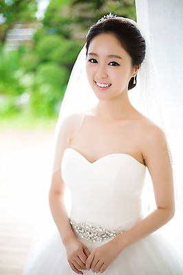 포토 JPG 드레스 여자 신부 웨딩드레스 결혼 면사포 한명 웃음 사람 동양인 상반신 20대 성인 앞모습 아웃포커스 한국인 우아함 창가 청순 여자만 여자한명만 성인여자만 청년만 청년여자만 성인한명만 청년여자한명만 성인여자한명만 성인만 국내포토 1 옷 뷰포인트 컨셉 창문 촬영기법 표정 인종 이벤트 청년 결혼소품 파일형식