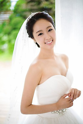 포토 JPG 드레스 여자 신부 웨딩드레스 결혼 면사포 한명 웃음 사람 동양인 상반신 20대 성인 앞모습 아웃포커스 한국인 우아함 창가 청순 여자만 여자한명만 성인여자만 청년만 청년여자만 성인한명만 청년여자한명만 성인여자한명만 성인만 국내포토 1 옷 뷰포인트 컨셉 창문 촬영기법 표정 인종 이벤트 청년 결혼소품 파일형식