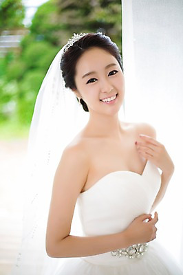 포토 JPG 드레스 여자 신부 웨딩드레스 결혼 면사포 한명 웃음 사람 동양인 상반신 20대 성인 앞모습 아웃포커스 한국인 우아함 창가 청순 여자만 여자한명만 성인여자만 청년만 청년여자만 성인한명만 청년여자한명만 성인여자한명만 성인만 국내포토 1 옷 뷰포인트 컨셉 창문 촬영기법 표정 인종 이벤트 청년 결혼소품 파일형식