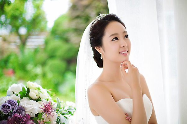 포토 JPG 응시 드레스 여자 꽃 신부 웨딩드레스 결혼 면사포 한명 웃음 사람 동양인 상반신 20대 성인 옆모습 아웃포커스 한국인 커튼 우아함 창가 청순 여자만 여자한명만 성인여자만 청년만 청년여자만 성인한명만 청년여자한명만 성인여자한명만 성인만 국내포토 식물 1 시선 옷 뷰포인트 컨셉 창문 촬영기법 표정 인종 이벤트 청년 결혼소품 파일형식