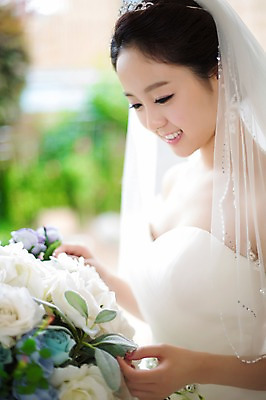 포토 JPG 응시 드레스 여자 꽃 신부 웨딩드레스 결혼 면사포 한명 웃음 사람 동양인 상반신 20대 성인 옆모습 아웃포커스 한국인 우아함 청순 여자만 여자한명만 성인여자만 청년만 청년여자만 성인한명만 청년여자한명만 성인여자한명만 성인만 국내포토 식물 1 시선 옷 뷰포인트 컨셉 촬영기법 표정 인종 이벤트 청년 결혼소품 파일형식