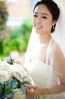 포토 JPG 드레스 여자 꽃 신부 웨딩드레스 결혼 면사포 한명 웃음 사람 동양인 상반신 20대 성인 옆모습 아웃포커스 한국인 우아함 청순 여자만 여자한명만 성인여자만 청년만 청년여자만 성인한명만 청년여자한명만 성인여자한명만 성인만 국내포토 식물 1 옷 뷰포인트 컨셉 촬영기법 표정 인종 이벤트 청년 결혼소품 파일형식