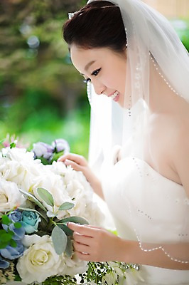 포토 JPG 응시 드레스 여자 꽃 신부 웨딩드레스 결혼 면사포 한명 웃음 사람 동양인 상반신 20대 성인 옆모습 아웃포커스 한국인 우아함 청순 여자만 여자한명만 성인여자만 청년만 청년여자만 성인한명만 청년여자한명만 성인여자한명만 성인만 국내포토 식물 1 시선 옷 뷰포인트 컨셉 촬영기법 표정 인종 이벤트 청년 결혼소품 파일형식