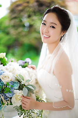 포토 JPG 드레스 여자 꽃 신부 웨딩드레스 결혼 면사포 한명 웃음 사람 동양인 상반신 20대 성인 옆모습 아웃포커스 한국인 우아함 청순 여자만 여자한명만 성인여자만 청년만 청년여자만 성인한명만 청년여자한명만 성인여자한명만 성인만 국내포토 식물 1 옷 뷰포인트 컨셉 촬영기법 표정 인종 이벤트 청년 결혼소품 파일형식