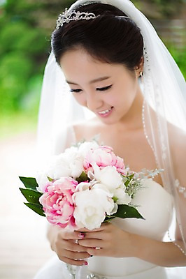 포토 JPG 식물 드레스 여자 꽃 신부 부케 웨딩드레스 결혼 면사포 고개숙이기 한명 웃음 들기 사람 동양인 상반신 20대 성인 앞모습 아웃포커스 한국인 우아함 청순 여자만 여자한명만 성인여자만 청년만 청년여자만 성인한명만 청년여자한명만 성인여자한명만 성인만 국내포토 1 옷 뷰포인트 꽃다발 컨셉 모션 촬영기법 표정 숙이기 인종 이벤트 청년 결혼소품 파일형식