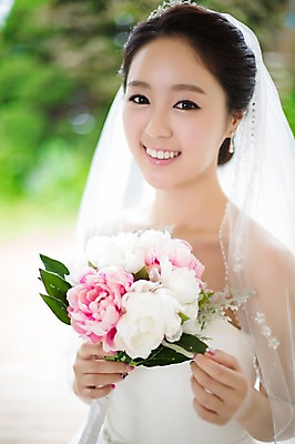 포토 JPG 식물 드레스 여자 꽃 신부 부케 웨딩드레스 결혼 면사포 한명 웃음 들기 사람 동양인 상반신 20대 성인 아웃포커스 한국인 우아함 청순 여자만 여자한명만 성인여자만 청년만 청년여자만 성인한명만 청년여자한명만 성인여자한명만 성인만 국내포토 1 옷 꽃다발 컨셉 모션 촬영기법 표정 인종 이벤트 청년 결혼소품 파일형식