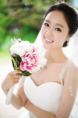 포토 JPG 식물 드레스 여자 꽃 신부 부케 웨딩드레스 결혼 면사포 한명 웃음 들기 사람 동양인 상반신 20대 성인 아웃포커스 한국인 우아함 청순 여자만 여자한명만 성인여자만 청년만 청년여자만 성인한명만 청년여자한명만 성인여자한명만 성인만 국내포토 1 옷 꽃다발 컨셉 모션 촬영기법 표정 인종 이벤트 청년 결혼소품 파일형식