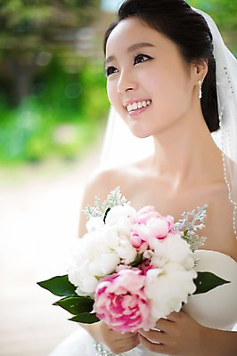 포토 JPG 식물 응시 드레스 여자 꽃 신부 부케 웨딩드레스 결혼 면사포 한명 웃음 들기 사람 동양인 상반신 20대 성인 옆모습 아웃포커스 한국인 우아함 청순 여자만 여자한명만 성인여자만 청년만 청년여자만 성인한명만 청년여자한명만 성인여자한명만 성인만 국내포토 1 시선 옷 뷰포인트 꽃다발 컨셉 모션 촬영기법 표정 인종 이벤트 청년 결혼소품 파일형식