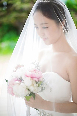 포토 JPG 식물 드레스 여자 꽃 신부 부케 웨딩드레스 결혼 면사포 한명 들기 사람 동양인 상반신 20대 성인 옆모습 아웃포커스 한국인 우아함 청순 여자만 여자한명만 성인여자만 청년만 청년여자만 성인한명만 청년여자한명만 성인여자한명만 성인만 국내포토 1 옷 뷰포인트 꽃다발 컨셉 모션 촬영기법 인종 이벤트 청년 결혼소품 파일형식