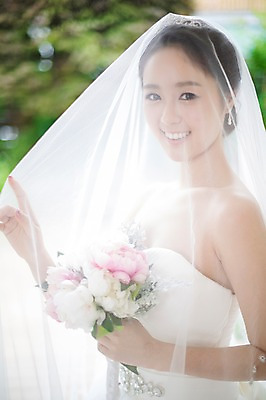 포토 JPG 식물 드레스 여자 꽃 신부 부케 웨딩드레스 결혼 면사포 한명 웃음 들기 사람 동양인 상반신 20대 성인 옆모습 아웃포커스 한국인 우아함 청순 여자만 여자한명만 성인여자만 청년만 청년여자만 성인한명만 청년여자한명만 성인여자한명만 성인만 국내포토 1 옷 뷰포인트 꽃다발 컨셉 모션 촬영기법 표정 인종 이벤트 청년 결혼소품 파일형식