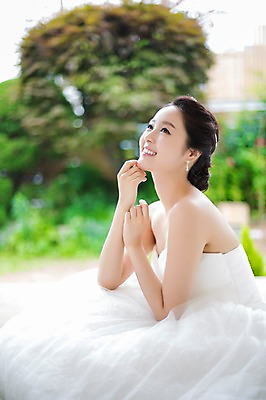 포토 JPG 응시 드레스 여자 신부 웨딩드레스 결혼 한명 웃음 사람 앉기 동양인 20대 성인 옆모습 아웃포커스 한국인 올려보기 우아함 창가 청순 여자만 여자한명만 성인여자만 청년만 청년여자만 성인한명만 청년여자한명만 성인여자한명만 성인만 국내포토 1 시선 옷 뷰포인트 컨셉 창문 모션 촬영기법 표정 인종 이벤트 청년 파일형식