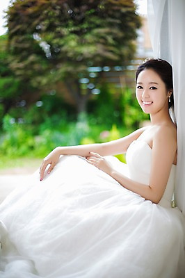 포토 JPG 전신 드레스 여자 신부 웨딩드레스 결혼 한명 웃음 사람 앉기 동양인 20대 성인 옆모습 아웃포커스 한국인 우아함 창가 청순 여자만 여자한명만 성인여자만 청년만 청년여자만 성인한명만 청년여자한명만 성인여자한명만 성인만 국내포토 1 옷 뷰포인트 컨셉 창문 모션 촬영기법 표정 인종 이벤트 청년 파일형식