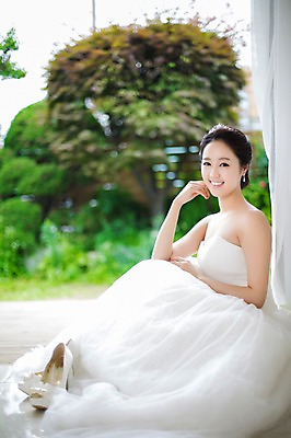 포토 JPG 전신 드레스 여자 신부 구두 웨딩드레스 결혼 신발 한명 웃음 사람 앉기 동양인 20대 성인 옆모습 아웃포커스 한국인 우아함 창가 청순 여자만 여자한명만 성인여자만 청년만 청년여자만 성인한명만 청년여자한명만 성인여자한명만 성인만 국내포토 1 옷 뷰포인트 컨셉 창문 모션 촬영기법 표정 인종 이벤트 청년 파일형식