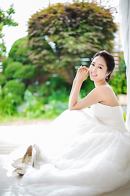 포토 JPG 전신 드레스 여자 신부 구두 웨딩드레스 결혼 신발 한명 웃음 사람 앉기 동양인 20대 성인 옆모습 아웃포커스 한국인 우아함 창가 청순 여자만 여자한명만 성인여자만 청년만 청년여자만 성인한명만 청년여자한명만 성인여자한명만 성인만 국내포토 1 옷 뷰포인트 컨셉 창문 모션 촬영기법 표정 인종 이벤트 청년 파일형식