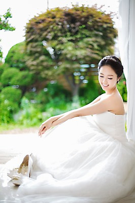 포토 JPG 전신 드레스 여자 신부 구두 웨딩드레스 결혼 신발 한명 웃음 사람 앉기 동양인 20대 성인 옆모습 아웃포커스 한국인 우아함 창가 청순 여자만 여자한명만 성인여자만 청년만 청년여자만 성인한명만 청년여자한명만 성인여자한명만 성인만 국내포토 1 옷 뷰포인트 컨셉 창문 모션 촬영기법 표정 인종 이벤트 청년 파일형식