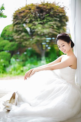 포토 JPG 전신 드레스 여자 신부 구두 웨딩드레스 결혼 신발 한명 웃음 사람 앉기 동양인 20대 성인 옆모습 아웃포커스 한국인 우아함 창가 청순 여자만 여자한명만 성인여자만 청년만 청년여자만 성인한명만 청년여자한명만 성인여자한명만 성인만 국내포토 1 옷 뷰포인트 컨셉 창문 모션 촬영기법 표정 인종 이벤트 청년 파일형식