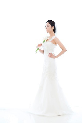 포토 JPG 스튜디오촬영 전신 식물 응시 드레스 여자 꽃 신부 부케 웨딩드레스 허리손 결혼 면사포 실내 한명 서기 들기 누끼 사람 동양인 20대 성인 옆모습 한국인 우아함 청순 여자만 여자한명만 성인여자만 청년만 청년여자만 성인한명만 청년여자한명만 성인여자한명만 성인만 국내포토 1 시선 옷 뷰포인트 꽃다발 포즈 컨셉 모션 인종 이벤트 청년 내부 결혼소품 파일형식