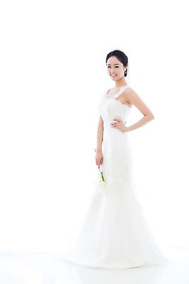 포토 JPG 스튜디오촬영 전신 식물 드레스 여자 꽃 신부 부케 웨딩드레스 허리손 결혼 면사포 실내 한명 서기 웃음 들기 누끼 사람 동양인 20대 성인 옆모습 한국인 우아함 청순 여자만 여자한명만 성인여자만 청년만 청년여자만 성인한명만 청년여자한명만 성인여자한명만 성인만 국내포토 1 옷 뷰포인트 꽃다발 포즈 컨셉 모션 표정 인종 이벤트 청년 내부 결혼소품 파일형식