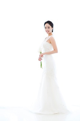 포토 JPG 스튜디오촬영 전신 식물 드레스 여자 꽃 신부 부케 웨딩드레스 결혼 면사포 실내 한명 서기 웃음 들기 누끼 사람 동양인 20대 성인 옆모습 한국인 우아함 청순 여자만 여자한명만 성인여자만 청년만 청년여자만 성인한명만 청년여자한명만 성인여자한명만 성인만 국내포토 1 옷 뷰포인트 꽃다발 컨셉 모션 표정 인종 이벤트 청년 내부 결혼소품 파일형식