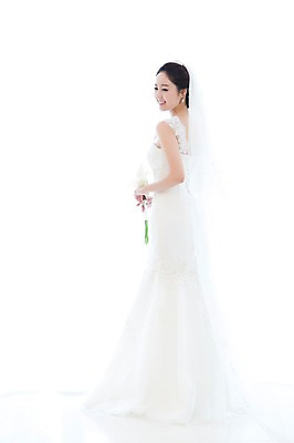 포토 JPG 스튜디오촬영 전신 식물 드레스 여자 꽃 신부 부케 웨딩드레스 결혼 면사포 실내 한명 서기 웃음 들기 누끼 사람 동양인 20대 성인 옆모습 한국인 우아함 청순 여자만 여자한명만 성인여자만 청년만 청년여자만 성인한명만 청년여자한명만 성인여자한명만 성인만 국내포토 1 옷 뷰포인트 꽃다발 컨셉 모션 표정 인종 이벤트 청년 내부 결혼소품 파일형식