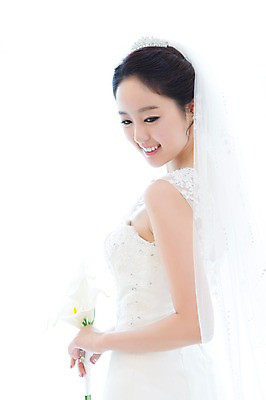 포토 JPG 스튜디오촬영 식물 드레스 여자 꽃 신부 부케 웨딩드레스 결혼 면사포 실내 한명 웃음 들기 누끼 사람 동양인 상반신 20대 성인 옆모습 한국인 우아함 청순 여자만 여자한명만 성인여자만 청년만 청년여자만 성인한명만 청년여자한명만 성인여자한명만 성인만 국내포토 1 옷 뷰포인트 꽃다발 컨셉 모션 표정 인종 이벤트 청년 내부 결혼소품 파일형식