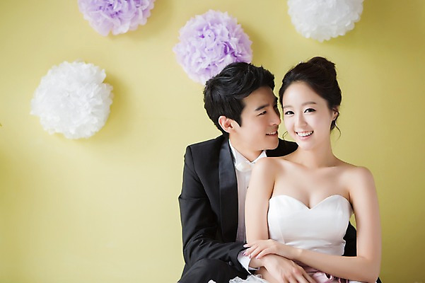 포토 JPG 스튜디오촬영 커플 드레스 여자 남자 행복 신부 커플라이프 웨딩드레스 신랑 결혼 안기 포옹 함께함 실내 사랑 웃음 사람 동양인 정장 턱시도 상반신 20대 성인 두명 앞모습 기쁨 한국인 특별함 청년만 성인만 국내포토 라이프스타일 옷 감정 뷰포인트 컨셉 관계 모션 표정 인종 이벤트 청년 내부 파일형식