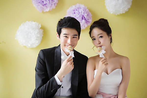 포토 JPG 스튜디오촬영 커플 드레스 여자 남자 행복 신부 커플라이프 웨딩드레스 신랑 결혼 함께함 실내 사탕 사랑 웃음 들기 사람 동양인 정장 턱시도 상반신 20대 성인 두명 앞모습 기쁨 한국인 특별함 청년만 성인만 국내포토 라이프스타일 옷 감정 뷰포인트 컨셉 관계 모션 디저트 표정 인종 이벤트 청년 내부 파일형식