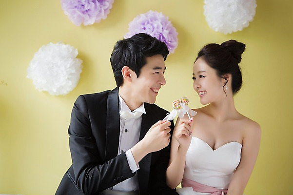 포토 JPG 스튜디오촬영 커플 드레스 여자 남자 행복 신부 커플라이프 웨딩드레스 신랑 결혼 함께함 실내 사탕 사랑 웃음 들기 사람 동양인 정장 턱시도 상반신 20대 성인 두명 앞모습 마주보기 기쁨 한국인 특별함 청년만 성인만 국내포토 라이프스타일 옷 감정 뷰포인트 컨셉 관계 모션 디저트 표정 인종 이벤트 청년 내부 파일형식