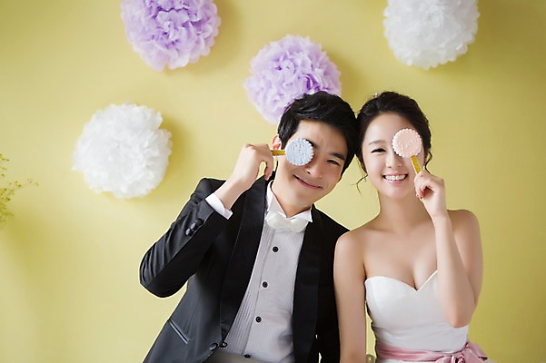 포토 JPG 스튜디오촬영 커플 드레스 여자 남자 행복 신부 커플라이프 웨딩드레스 신랑 결혼 함께함 실내 사랑 웃음 들기 사람 동양인 정장 턱시도 상반신 20대 성인 두명 앞모습 기쁨 한국인 특별함 청년만 성인만 국내포토 라이프스타일 옷 감정 뷰포인트 컨셉 관계 모션 표정 인종 이벤트 청년 내부 파일형식