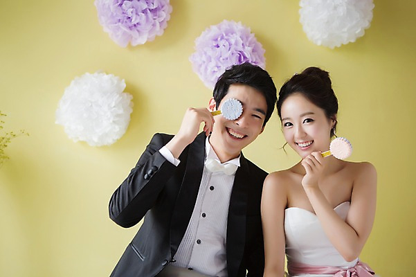 포토 JPG 스튜디오촬영 커플 드레스 여자 남자 행복 신부 커플라이프 웨딩드레스 신랑 결혼 함께함 실내 사랑 웃음 들기 사람 동양인 정장 턱시도 상반신 20대 성인 두명 앞모습 기쁨 한국인 특별함 청년만 성인만 국내포토 라이프스타일 옷 감정 뷰포인트 컨셉 관계 모션 표정 인종 이벤트 청년 내부 파일형식